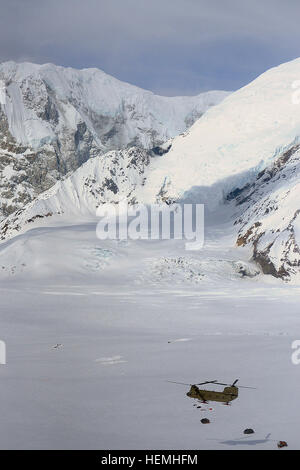 Un hélicoptère CH-47F Chinook apporte une charge de l'équipement et des fournitures pour les 7 200 pieds de Glacier Kahiltna à établir un camp de base pour les grimpeurs de tenter le mont McKinley cet été. Aviators du 1er Bataillon, 52e Régiment d'aviation 'ugarbears' aidé le National Park Service le 26 avril en déplaçant l'équipement de la montagne. La saison d'escalade commence la première semaine de mai et se termine généralement à la fin de juillet. Le transport de la cargaison a été aussi bénéfiques pour les soldats de l'Armée américaine du Groupe de travail de l'aviation en Alaska dans la forme d'entraînement d'altitude disponible dans peu d'autres endroits. (U.S. Arm Banque D'Images