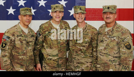 Le général Jeffrey Talley, général commandant la réserve de l'armée américaine, commande, commande et le Sgt. Le major James Lambert pause pour une photo avec le Colonel Alberto Rivera et le Sgt. Le major Tracy Barlogio au cours de leur visite à Kandahar, en Afghanistan, le 26 avril 2013. Rivera et Barlogio servent de la réserve de l'armée, les forces américaines en Afghanistan conseillers principaux. La réserve de l'armée, fondée en 1908 comme un corps de réserve de personnel médical, comprend 148 différentes spécialités d'occupation militaire et représente près de 20  % de la force totale de l'armée. Il y a actuellement plus de 4 000 soldats de l'Armée de citoyen- dep Banque D'Images