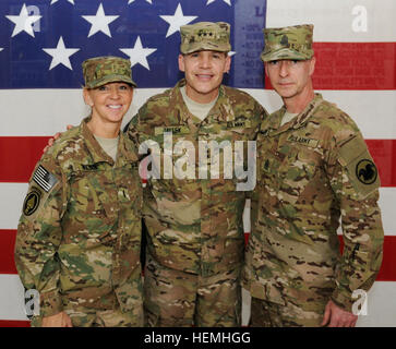 Le général Jeffrey Talley, commandant général de l'armée américaine, le sergent Commande Commande de réserve. Le major James Lambert et d'Adjudant-chef du Commandement de Phyllis Wilson pause pour une photo lors de leur visite à Kandahar, Afghanistan, le 26 avril 2013. La réserve de l'armée, fondée en 1908 comme un corps de réserve de personnel médical, comprend 148 différentes spécialités d'occupation militaire et représente près de 20  % de la force totale de l'armée. Il y a actuellement plus de 4 000 de l'armée de citoyens-soldats déployés à l'étranger. L'équipe de commandement de la réserve de l'armée de l'Afghanistan Visites 130426-A-CV700-111 Banque D'Images