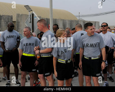 Le général Jeffrey Talley, Adjudant-chef du Commandement de Phyllis Wilson, Le Major Jared Corsi et commande le Sgt. Le major James Lambert se rassemblent à la ligne de départ d'une course sur route de 5K pour commémorer le 105e anniversaire de la réserve de l'Armée américaine à l'aérodrome de Kandahar, Afghanistan, le 27 avril 2013. La réserve de l'armée américaine s'est rendue l'équipe de commandement des troupes déployées en Afghanistan. La réserve de l'armée, fondée en 1908 comme un corps de réserve de personnel médical, comprend 148 différentes spécialités d'occupation militaire et représente près de 20  % de la force totale de l'armée. Il y a actuellement plus de 6 000 Banque D'Images