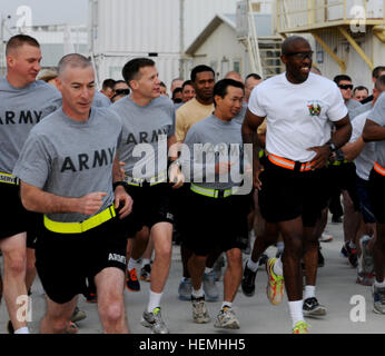 Le général Jeffrey Talley, le Major Jared Corsi et commande le Sgt. Le major James Lambert laisse le début d'un 5K road race commémorant le 105e anniversaire de la réserve de l'Armée américaine à l'aérodrome de Kandahar, Afghanistan, le 27 avril 2013. La réserve de l'armée américaine s'est rendue l'équipe de commandement des troupes déployées en Afghanistan. La réserve de l'armée, fondée en 1908 comme un corps de réserve de personnel médical, comprend 148 différentes spécialités d'occupation militaire et représente près de 20  % de la force totale de l'armée. Il y a actuellement plus de 6 000 de l'armée de citoyens-soldats déployés à l'étranger. (U.S. Army Banque D'Images