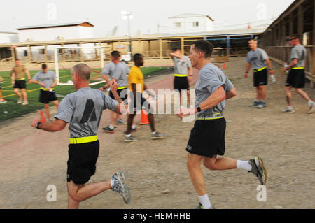 La réserve de l'armée américaine, l'équipe de commandement, le Sgt. Le major James Lambert et le général Jeffrey Talley, sprint à l'arrivée d'un 5K road race commémorant le 105e anniversaire de la réserve de l'Armée américaine à l'aérodrome de Kandahar, Afghanistan, le 27 avril 2013. La réserve de l'armée américaine s'est rendue l'équipe de commandement des troupes déployées en Afghanistan. La réserve de l'armée, fondée en 1908 comme un corps de réserve de personnel médical, comprend 148 différentes spécialités d'occupation militaire et représente près de 20  % de la force totale de l'armée. Il y a actuellement plus de 6 000 citoyens-soldats de l'Armée de terre deplo Banque D'Images