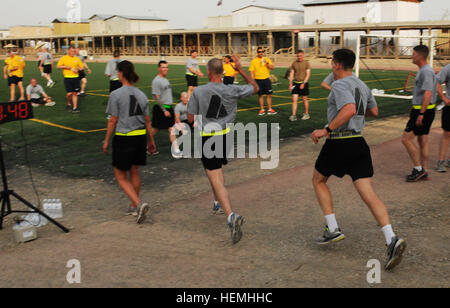 La réserve de l'armée américaine, l'équipe de commandement, le Sgt. Le major James Lambert et le général Jeffrey Talley, sprint à l'arrivée d'un 5K road race commémorant le 105e anniversaire de la réserve de l'Armée américaine à l'aérodrome de Kandahar, Afghanistan, le 27 avril 2013. La réserve de l'armée américaine s'est rendue l'équipe de commandement des troupes déployées en Afghanistan. La réserve de l'armée, fondée en 1908 comme un corps de réserve de personnel médical, comprend 148 différentes spécialités d'occupation militaire et représente près de 20  % de la force totale de l'armée. Il y a actuellement plus de 6 000 citoyens-soldats de la réserve de l'Armée de déployer Banque D'Images