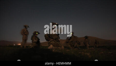 Un Afghan et de la coalition d'assurer la sécurité au cours d'une opération qui a abouti à l'arrestation d'un chef taliban à Pul-e 'Alam district, province de Logar, Afghanistan, 29 avril 2013. L'animateur a été responsable de l'acquisition et de distribution d'armes aux forces ennemies afghane tout au long de Pul-e 'Alam district. Il a également participé à des engins explosifs, armes légères et des attaques au mortier contre les forces afghanes et de la coalition, et a mené des opérations de reconnaissance de la coalition contre les forces militaires. (U.S. Photo de l'armée par la CPS. Coty Kuhn) de l'opération Enduring Freedom 130429-A-TF410-002 Banque D'Images