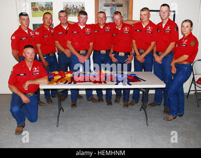 (De gauche qui tourne dans le sens horaire) Le s.. Robert Young, le Sgt. Steven Perusek, SPC. Steven Saracco, SPC. James Reimers, Sgt. Michael Morris, Sgt. Corey aîné, Sgt. Edward Pacola, Cpl. Carl Dreis, SPC. David Williams et Spc.Tara Svedeen posent derrière le 30 prix reçu lors du Concours National 2009 de la cavalerie le 24 septembre à 26. (Photo de la Jordanie Chapman, 1ère Division d'infanterie de l'armée américaine des affaires publiques) 52670 10 troopers de la 1ère Division d'infanterie du général commandant la Garde à cheval à Excel 2009 Concours National Cavalry Banque D'Images