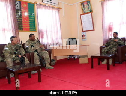 De gauche à droite, le sergent de l'armée américaine. Première Classe Thomas Tangalin, originaire de Kauai, Hawaii, et le Major Demetrius Perry, originaire de Houston, Texas, parler avec le major de l'Armée nationale afghane Mohammad Hussin, directeur général, 4e Kandak, 3e Brigade, 201e Corps, au cours d'une réunion à la base d'opérations avancée Naghlu Riverside, le 30 avril 2013. Les deux soldats jouent le rôle de conseillers affectés à la Force de sécurité de l'Équipe consultative de l'aide, 15 soldats de l'ANA qui mentor sur field artillery, de reconnaissance, d'ingénierie et d'autres opérations. Les deux sont affectés au 1er Escadron, 9e régiment de cavalerie, 4e Brigade Combat Team, 1re Cava Banque D'Images