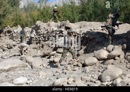 Les soldats de l'armée nationale afghane recherchez un village dans la vallée de Tagab, en Afghanistan, pour les membres des Taliban le 4 août. (U.S. Photo de l'armée/Le s.. Marcus J. Quarterman) Tagab Valley Search 57614 Banque D'Images