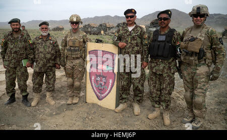 Le Major de l'armée américaine Gregory Schrein (gauche), 5e Escadron, 7e régiment de cavalerie, 1st Armored Brigade Combat Team, 3e Division d'infanterie, la Force opérationnelle combinée Raider, et le lieutenant-colonel de l'armée américaine Charles Lombardo, 2e Escadron, 1e régiment de cavalerie, 4e Stryker Brigade Combat Team, 2e Division d'infanterie, se tenir en face d'un panneau dédié à un nouveau tir de la 2ème Force de frappe mobile, l'Armée nationale afghane, dans la province de Zaboul, l'Afghanistan, le 9 mai. Le shoot tir cette semaine faisait partie d'un exercice de tir réel interarmes de l'Armée nationale afghane. (U.S. Photo de l'armée par la CPS. Tim Morgan) bras combiné Banque D'Images
