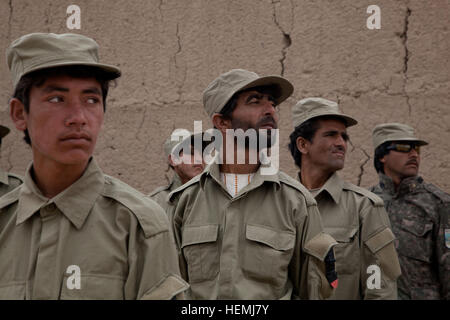 La police locale afghane (ALP) les stagiaires reçoivent une classe sur le semoir et cérémonie de policiers en uniforme afghane, Nasir Ahkmed membre du district de Qara Bagh, province de Paktika, Afghanistan, le 7 mai 2013. La classe de 48 stagiaires supporter 21 jours de régime d'entraînement non offensive qui enseigne l'éthique et les lois, les procédures de police, premiers secours et l'adresse au tir de fusil. Les efforts de contre-insurrection compliment ALP, en aidant les zones rurales avec peu de présence des forces de sécurité nationale afghanes, afin de permettre aux conditions de l'amélioration de la sécurité, de la gouvernance et le développement. (U.S. Photo de l'armée par la CPS. Jessica Reyna D Banque D'Images