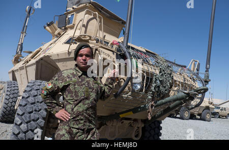 Un militaire afghan pose devant son véhicule après un tir d'artillerie tenue par 2e Escadron, 1e régiment de cavalerie, 4e Stryker Brigade Combat Team, 2e Division d'infanterie, et 5e Escadron, 7e régiment de cavalerie, 1st Armored Brigade Combat Team, 3e Division d'infanterie, la Force opérationnelle combinée Raider, dans la province de Zaboul, Afghanistan, le 10 mai. Le shoot tir faisait partie du premier exercice de tir réel interarmes pour la 2MSF. (U.S. Photo de l'armée par la CPS. Tim Morgan) Exercice de tir réel interarmes de l'armée afghane pour 130510-A-QA210-888 Banque D'Images