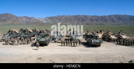 Les soldats de l'armée américaine forme avec des soldats de la 2ème Force de frappe mobile, l'Armée nationale afghane, en face d'un nouveau tir dans la province de Zaboul, Afghanistan, le 13 mai. Les unités affichées sont le siège de l'Administration centrale, des contingents de troupes, flèche et 2e Escadron, 1e régiment de cavalerie, 4e Stryker Brigade Combat Team, ainsi que des soldats du 5e Escadron, 7e régiment de cavalerie, 1st Armored Brigade Combat Team, 3e Division d'infanterie, la Force opérationnelle combinée Raider, Aztec et compagnie, 2e Bataillon, 23e Régiment d'infanterie, 4e Stryker Brigade Combat Team, 2e division d'infanterie. (U.S. Photo de l'armée par la CPS. Tim Morgan) Combiner Banque D'Images