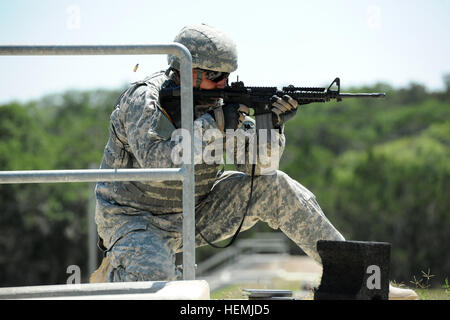 CAMP BULLIS, Texas--le s.. Jacob Dipietro, 525e Bataillon de la Police militaire, de Guantanamo Bay, à Cuba, les incendies à sa cible à avec son fusil carabine M4 à l'éventail de qualifications au cours de l'armée américaine 2013 Concours meilleur guerrier du sud au camp Bullis, Texas le 13 mai. L'Armée américaine de gestion de l'installation de commande est l'hôte du concours ici du 13 au 16 mai 2010. (U.S. Army Photo par le Sgt. Kevin Doheny, Affaires publiques du sud de l'armée américaine) BWC Gamme Qualification 130513-A-PP526-008 Banque D'Images