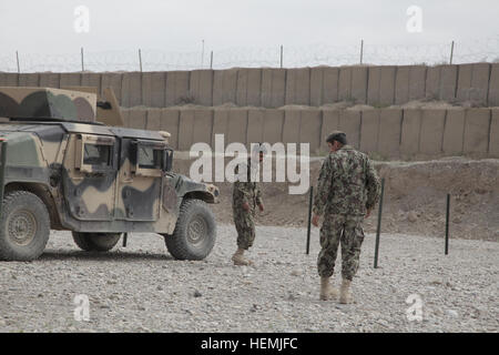 Les soldats de l'Armée nationale afghane et cinq pratique des contrôles en cours de 25 mètres un compteur dispositif explosif de cours sur la base d'opération avancée Shank, province de Logar, Afghanistan, le 15 mai 2013. Le CIED cours offre de l'information approfondie et une formation pratique par un environnement interactif avec divers exemples de dispositifs explosifs improvisés. (U.S. Photo de l'armée par le Sgt. Thomas Childs/libérés) ANA formation à la queue de FOB 130515-A-WF228-016 Banque D'Images