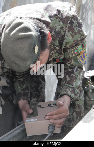 Un soldat de l'Armée nationale afghane effectue des vérifications d'entretien préventif et les services sur une contre-mesure électronique (ECM) Système sur la base d'opération avancée Shank, province de Logar, Afghanistan, le 15 mai 2013. L'ECM bloque les signaux qui déclenchent des dispositifs explosifs de circonstance. (U.S. Photo de l'armée par le Sgt. Thomas Childs/libérés) ANA formation à la queue de FOB 130515-A-WF228-022 Banque D'Images