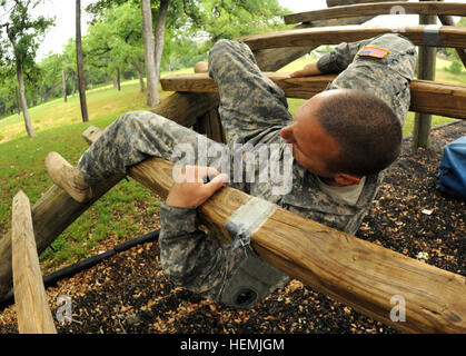 CAMP BULLIS, Texas--le s.. Jacob Dipietro, 525e Bataillon de la Police militaire, base navale de la Baie de Guantanamo à Cuba, naviagtes au travers de la "Weaver' pendant le parcours d'événement au sud de l'armée américaine 2013 Concours Meilleur Guerrier au Camp Bullis, Texas le 15 mai. L'ARMÉE AMÉRICAINE Commande d'installation est l'hôte de l'événement jusqu'au 16 mai. (U.S. Army Photo par le Sgt. Kevin Doheny, Affaires publiques du sud de l'armée américaine) sur les Parcours 130515-A-PP526-003 Banque D'Images