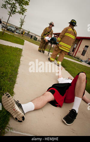 Un jeu de rôle, simulation de blessures causées par une explosion, appelle les pompiers de Fort Hood en réponse à la scène près de la 79e rue au cours du III Corps, 2013 véritable exercice d'intervention des forces canadiennes le 15 mai. L'exercice d'entraînement a commencé avec des incidents dans la collectivité locale et les événements de Fort Hood, y compris véhicule des dispositifs explosifs de circonstance causant des blessures et de la mort. (U.S. Photo de l'armée par le Sgt. Ken cicatrice, Mobile 7e Détachement des affaires publiques) des intervenants d'urgence de Fort Hood réagir à l'exercice d'intervention des forces canadiennes 130515-A-S930-004 Banque D'Images