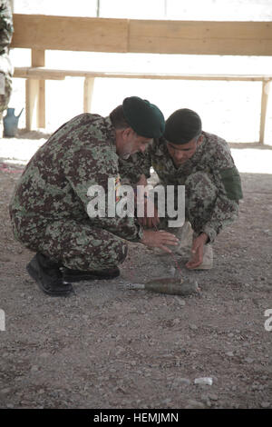 Un instructeur de la 4th Infantry Brigade, 203e Corps de l'Armée nationale afghane, explique comment placer une charge explosive sur un dispositif explosif de concevoir au cours d'un contre-dispositif explosif de cours sur la base d'opération avancée Shank, province de Logar, Afghanistan, le 20 mai 2013. Le CIED cours offre de l'information approfondie et une formation pratique par un environnement interactif qui augmente la capacité de l'ANA à l'encontre des dispositifs explosifs de circonstance. (U.S. Photo de l'armée par le Sgt. Thomas Childs/libérés) 130520 formation ANA-A-WF228-024 Banque D'Images