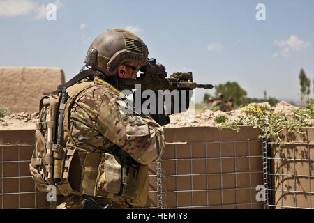 Soldat américain monte la garde à l'Andar, district de la province de Ghazni, en Afghanistan, le 27 mai, 2013. Une patrouille de reconnaissance de combat avait lieu d'évaluer un contrôle de la police locale afghane. (U.S. Photo de l'armée par la CPS. Jessica Reyna DeBooy/libérés) Ghazni patrol 130527-A-SL739-008 Banque D'Images