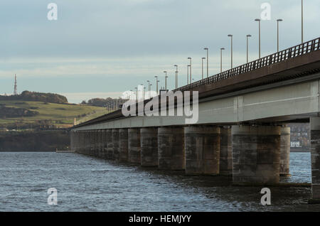 Le pont routier de Tay, inauguré en 1966, est l'un des plus longs ponts routiers d'Europe reliant Dundee à Fife. Banque D'Images