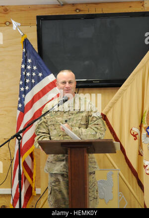 Aumônier (Lt. Le colonel) Gregory Walker, 3e Division d'infanterie et Command-South régional division, prend la parole lors de la cérémonie d'Aumônier (Capt) Dale Goetz, Base d'opération avancée Walton, Province de Kandahar, Afghanistan, le 30 mai. La salle à manger à Walton était dédié à Goetz, qui a été tué en Afghanistan en 2010. De la salle à manger du célèbre aumônier tombé 130530-A-IX573-013 Banque D'Images