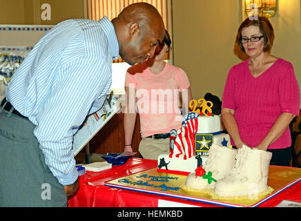 Chris Rey, maire de Spring Lake, N.C., inspecte, Sheila Hanrick's cake à la 2e Armée Défi annuel de gâteau d'anniversaire au centre médical des anciens combattants de Fayetteville auditorium 12 juin. Hanrick est le propriétaire de m'embrasser les gâteaux et a remporté la 1ère place à la compétition de cette année. Le concours a été organisé en l'honneur du 238e anniversaire de l'armée le 14 juin, en tant que moyen de remercier les soldats hier et d'aujourd'hui et permettre aux membres de la communauté locale pour participer à la fête. (U.S. Photo prise par le sergent de l'armée. Diandra J. Harrell/ 50e Détachement des affaires publiques) Cake est prêt, Fort Bragg célèbre le 238e anniversaire de l'Armée avec gâteau Challeng Banque D'Images