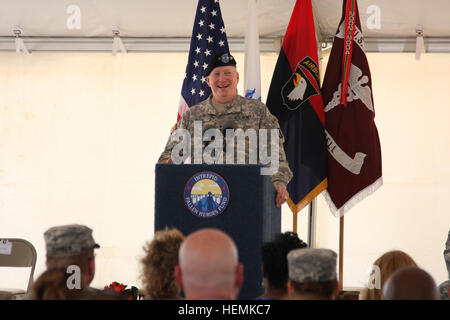 Le général Robert Cone, le général commandant de l'US Army Training and Doctrine Command parle à une cérémonie d'inauguration des travaux le 13 juin, à Fort Campbell, Kentucky. pour le troisième d'une série de neuf Intrepid National Centre of Excellence (NICoE) centres satellites conçus pour diagnostiquer et traiter les blessures traumatiques au cerveau et le stress post-traumatique. Cone dit à la foule de plus de 200 personnes que cette aide non seulement des soldats, mais parle aussi à l'engagement du peuple américain à tendre la main pour s'occuper de nos militaires. Cone a rejoint les soldats qui ont reçu le traitement, d'autres TBI lea militaire Banque D'Images