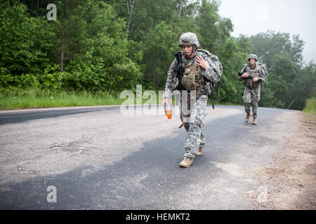 Le personnel de la réserve de l'Armée de Sgt. Kathleen Brière, un collecteur de l'intelligence humaine représentant le 80e commandement de formation et natif de Newton, Massachusetts, participe à l'événement mars 10km ruck à la réserve de l'armée américaine 2013 Concours meilleur guerrier de Fort McCoy, au Wisconsin, le 26 juin. Les guerriers avaient deux heures et demi pour terminer le cours. Cette année, le meilleur guerrier la concurrence va déterminer le rang haut officier et soldat enrôlé junior qui représentera la réserve de l'armée dans le département de l'Armée concours meilleur guerrier en octobre à Fort Lee, en Virginie 2013 US Army Réserver meilleur guerrier, competiton 10km R Banque D'Images