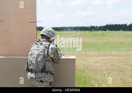 Un ingénieur de combat de la réserve de l'armée américaine engage des cibles lors de l'événement de tir réflexif lors de la compétition Best Warrior à Fort McCoy, Wisconsin, dans le cadre du processus de sélection des meilleurs sous-officiers et des soldats subalternes. Banque D'Images