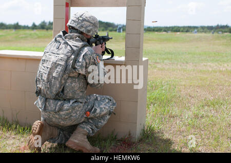 L'ingénieur de combat de la réserve de l'armée participe à l'événement de tir réflexif lors de la compétition de meilleur guerrier de la réserve de l'armée américaine 2013 à Fort McCoy, Wisconsin, engageant des cibles pour démontrer le tir, la vitesse de réaction et les compétences tactiques dans des conditions chronométrées. Banque D'Images