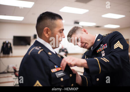 ... Lors de la commande de sélection les sergents-Comparution à l'Armée 2013 Concours meilleur guerrier de Fort McCoy, au Wisconsin, le 27 juin. Meilleur guerrier les candidats devaient répondre aux questions de la commission allant de l'histoire de l'armée, les politiques et les procédures, à l'actualité. Cette année, le meilleur guerrier la concurrence va déterminer le rang haut officier et soldat enrôlé junior qui représentera la réserve de l'armée dans le département de l'Armée concours meilleur guerrier en octobre à Fort Lee, en Virginie 2013 US Army Réserver meilleur guerrier de la concurrence, les Sergents Commande Apparence Conseil 130627-A-XN10 Banque D'Images