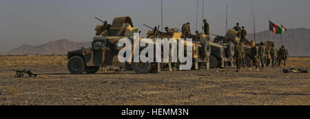 Les commandos de l'Armée nationale afghane à partir de la 2e compagnie, 3e Kandak d'opérations spéciales, se préparer à l'exercice de tir réel dans le district de Dand, province de Kandahar, en Afghanistan, le 6 juillet 2013. Les Commandos afghans a mené la formation afin de se préparer à de futures opérations de perturber les lieux de refuge des insurgés et d'appuyer les efforts de la police locale afghane dans la région. (U.S. Photo de l'armée par la CPS. Tyffani L. Chaney/libérés) commandement Afghan Exercice de tir réel à Kandahar 130708-A-BC687-009 Banque D'Images