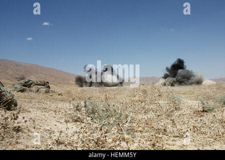 Les soldats du 1er Peloton, Troupe des Pieds-Noirs, 6e Escadron, 4e régiment de cavalerie sur la mise en train et faisant exploser les M18 Claymore, une mine anti-personnel, en dehors de leur poste de combat dans la province de Baghlan. Pendant le déploiement, les soldats sont l'accent non seulement sur le maintien des compétences, mais de les améliorer. Le 6e Escadron, 4e régiment de cavalerie, 3e Brigade Combat Team, 1re Division d'infanterie, à partir de Fort Knox, au Kentucky, à l'appui de l'opération Enduring Freedom. (U.S. Photo de l'Armée Le lieutenant 1er Titus Cory /libéré) détruit 130710-A-CR409-024 Banque D'Images