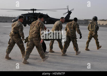 Des soldats américains affectés à base d'un transport de Spin Boldak blessés frontière afghane officier de police d'un hélicoptère d'évacuation médicale après l'agent de police a été blessé la conduite des opérations de sécurité à proximité de la base au district de Spin Boldak, dans la province de Kandahar, Afghanistan, le 13 juillet 2013. Des victimes de la police ont été portées à la base, traités par le personnel médical et évacués pour traitement ultérieur. (U.S. Photo de l'armée par le sergent. Shane Hamann/soldats libérés) prendre soin des blessés de la police frontalière afghane 130713-A-MX357-038 Banque D'Images