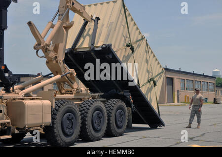 Le sergent de l'armée américaine. Isidro Rodriguez, droite, un spécialiste des transports avec la 126e compagnie de transport, 189e Bataillon de soutien au maintien en puissance de combat, rez-de-guides à un opérateur d'un camion lourd tactique de Mobilité élargi, connu comme un HEMTT transportant un conteneur d'expédition militaire au cours d'une mission d'appui à Fort Bragg, N.C., 16 juillet 2013. (U.S. Photo de l'armée par le Sgt. Amanda Tucker/transport) Parution des soldats effectuent des opérations de soutien 130719-A-QD996-005 Banque D'Images