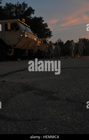 Soldats avec 126e compagnie de transport, 189e Bataillon de soutien au maintien en puissance de combat, se préparer à quitter Fort Lee pour Fort Bragg au cours d'une mission d'appui du 17 juillet. Les opérations de soutien des soldats effectuent des transports 130719-A-QD996-006 Banque D'Images