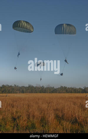 Avec le 1er Bataillon de parachutistes, 501e Régiment d'infanterie, d'infanterie 4e Brigade Combat Team (Airborne), 25e Division d'infanterie, en parachute d'entraînement de Shoalwater Bay, Queensland, Australie, le 20 juillet, dans le cadre de la société Talisman Saber 2013. Talisman Saber fournit une formation intensive et efficace pour s'assurer que les forces américaines et australiennes sont capables, interopérables, et déployable à court préavis. (U.S. Photo de l'armée par le Sgt. Eric-James Estrada /libéré) 4-25 Airborne Jump 130720-A-XX999-004 Banque D'Images