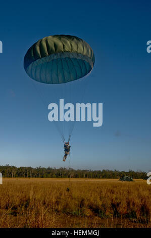 Un parachutiste avec le 1er bataillon du 501e Régiment d'infanterie, d'infanterie 4e Brigade Combat Team (Airborne), 25e Division d'infanterie, se prépare à atterrir à zone d'entraînement de Shoalwater Bay, Queensland, Australie, le 20 juillet, dans le cadre de la société Talisman Saber 2013. Talisman Sabre est un exercice d'une Force opérationnelle combinée qui forme des forces américaines et australiennes à mener des opérations de contingence-combinée. (U.S. Photo de l'armée par le Sgt. Eric-James Estrada/libérés) 4-25 Airborne Jump 130720-A-XX999-005 Banque D'Images