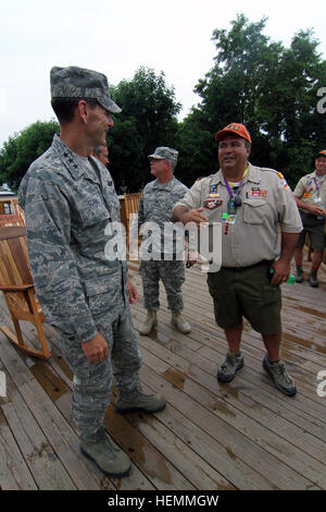 U.S. Air Force Le Général Stanley Clarke III, l'Air National Guard directeur, parle avec un Boy Scouts of America bénévole pendant le Jamboree Scout National 2013, tenue à Mount Hope, W.Va., le 19 juillet 2013. (U.S. Photo de l'armée par le Sgt. Sara/chape) Parution 2013 Jamboree Scout National 130719-A-VP195-728 Banque D'Images