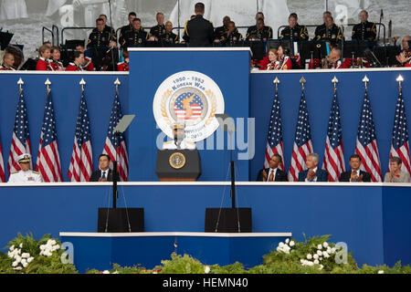 Gen. Gung de la République de Corée, de l'état-major interarmées, donne un discours alors que le président Barack Obama et d'autres hauts fonctionnaires du gouvernement coréen et américain écouter, au cours de la 60e anniversaire de l'Armistice de la guerre à l'événement signature Korean War Veterans Memorial à Washington, D.C. le 27 juillet 2013. (U.S. Photo de l'armée par le Sgt. Laura Buchta) 60e anniversaire de l'armistice de la guerre de signature 130727-A-VS818-408 Banque D'Images