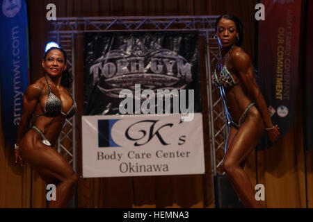 Le Sgt. Odyssey U. Martin, (à droite) un sergent des ressources humaines pour la 247e Détachement de la Police militaire et les autochtones de Lexington Park, MD pose au cours de l'ensemble des femmes à la catégorie bodybuilding Muscle Beach 2013 le 26 août 2008 au Camp 4 favoriser, Okinawa, Japon. Martin est la seule femme de l'armée pour participer à la compétition remportant la deuxième place dans les deux divisions d'ensemble et d'abord dans la grande figure et divisions de culturisme poids lourds. Forte de l'armée, le Sgt. Odyssey U. Martin nommé la grande figure de la femme et le culturisme heavyweight champion à la 2013 Muscle Beach Classic 130804-A-AA695-248 Banque D'Images