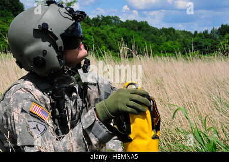 Le sergent de l'armée américaine. Kevin Imhof, un vol medic de Magnolia, Del., apparaît quelques instants après être descendu d'un UH-60 Black Hawk pendant la formation treuil pénétrateur jungle près de la Chesapeake & Ohio Canal dans le comté de New Castle, Delaware, le 4 août 2013. Imhof est membre de la compagnie, 1er Bataillon, 126e Régiment d'aviation (Air Ambulance), Texas Army National Guard. (U.S. Photo de la Garde nationale par le sergent. Brendan Mackie/libéré) des soldats de l'aviation d'opérations treuil de sauvetage pratique 130804-A-DL064-472 Banque D'Images