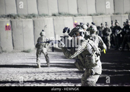 Le sergent américain. Nicholas Strasbourg avec la compagnie Delta, 1er Bataillon, 5e régiment de cavalerie, 2e Brigade Combat Team, 1re Division de cavalerie, se prépare à près l'adresse au tir (CQM) formation de nuit le Maholic Firebase, Bagram Airfield, la province de Parwan, Afghanistan, le 11 août, 2013. La Compagnie Delta offre des cours de formation spécialisée pour tous les jours pour préparer les missions à venir. (U.S. Photo de l'armée par la CPS. Ryan Green/ libéré) Close Quarters entraînement de nuit 130811-A-YW808-020 Banque D'Images