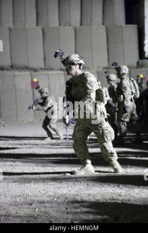 Le sergent américain. Nicholas Strasbourg avec la compagnie Delta, 1er Bataillon, 5e régiment de cavalerie, 2e Brigade Combat Team, 1re Division de cavalerie, se prépare à près l'adresse au tir (CQM) formation de nuit le Maholic Firebase, Bagram Airfield, la province de Parwan, Afghanistan, le 11 août, 2013. La Compagnie Delta offre des cours de formation spécialisée pour tous les jours pour préparer les missions à venir. (U.S. Photo de l'armée par la CPS. Ryan Green/ libéré) Close Quarters entraînement de nuit 130811-A-YW808-024 Banque D'Images