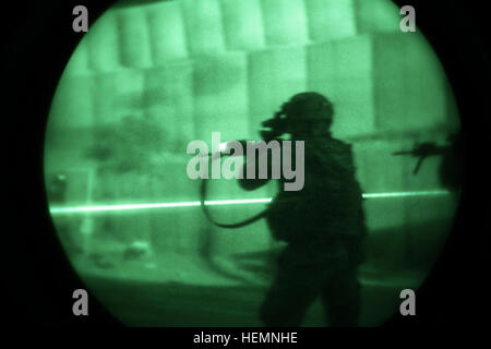 Des soldats américains avec la compagnie Delta, 1er Bataillon, 5e régiment de cavalerie, 2e Brigade Combat Team, 1re Division de cavalerie, conduite près de l'adresse au tir (LCQ) formation de nuit le Maholic Firebase, Bagram Airfield, la province de Parwan, Afghanistan, le 11 août, 2013. La Compagnie Delta offre des cours de formation spécialisée pour tous les jours pour préparer les missions à venir. (U.S. Photo de l'armée par la CPS. Ryan Green/ libéré) Close Quarters entraînement de nuit 130811-A-YW808-062 Banque D'Images