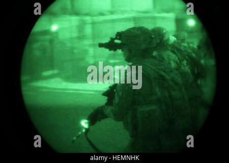 Des soldats américains avec la compagnie Delta, 1er Bataillon, 5e régiment de cavalerie, 2e Brigade Combat Team, 1re Division de cavalerie, conduite près de l'adresse au tir (LCQ) formation de nuit le Maholic Firebase, Bagram Airfield, la province de Parwan, Afghanistan, le 11 août, 2013. La Compagnie Delta offre des cours de formation spécialisée pour tous les jours pour préparer les missions à venir. (U.S. Photo de l'armée par la CPS. Ryan Green/ libéré) Close Quarters entraînement de nuit 130811-A-YW808-072 Banque D'Images