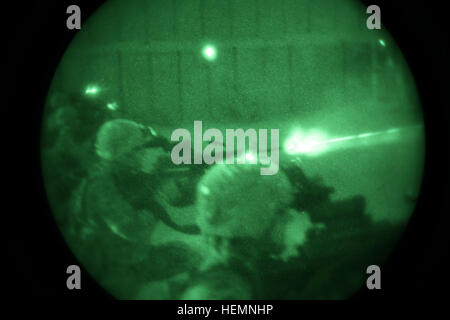 Des soldats américains avec la compagnie Delta, 1er Bataillon, 5e régiment de cavalerie, 2e Brigade Combat Team, 1re Division de cavalerie, conduite près de l'adresse au tir (LCQ) formation de nuit le Maholic Firebase, Bagram Airfield, la province de Parwan, Afghanistan, le 11 août, 2013. La Compagnie Delta offre des cours de formation spécialisée pour tous les jours pour préparer les missions à venir. (U.S. Photo de l'armée par la CPS. Ryan Green/ libéré) Close Quarters entraînement de nuit 130811-A-YW808-081 Banque D'Images