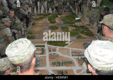 Les soldats de l'armée géorgienne de société Delta, Batumi Georgian Light Infantry Battalion étudier un tableau de sable au cours d'un exercice de répétition de mission (MRE) au Centre de préparation interarmées multinationale (JMRC) dans Hohenfels, Allemagne, le 12 août 2013. L'Batoumi et 31e bataillons d'infanterie légère géorgienne conduite un MRE afin de former et d'être évalués sur les bataillons leur aptitude à mener des opérations de contre-insurrection et de combat et s'intégrer dans une équipe de combat du régiment du Corps des Marines déployées à l'appui de la Force internationale d'assistance à la sécurité en Afghanistan. (U.S. Photo de l'armée par le Sgt. Gemma Iglesi Banque D'Images