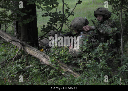 Les soldats de l'armée géorgienne de société Delta, Batumi Georgian Light Infantry Battalion tirez sur la sécurité pendant un exercice de répétition de mission (MRE) au Centre de préparation interarmées multinationale (JMRC) dans Hohenfels, Allemagne, le 12 août 2013. L'Batoumi et 31e bataillons d'infanterie légère géorgienne conduite un MRE afin de former et d'être évalués sur les bataillons leur aptitude à mener des opérations de contre-insurrection et de combat et s'intégrer dans une équipe de combat du régiment du Corps des Marines déployées à l'appui de la Force internationale d'assistance à la sécurité en Afghanistan. (U.S. Photo de l'armée par le Sgt. Gemma Iglesias/Re Banque D'Images