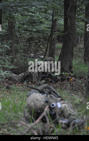 Les soldats de l'armée géorgienne de société Delta, Batumi Georgian Light Infantry Battalion tirez sur la sécurité pendant un exercice de répétition de mission (MRE) au Centre de préparation interarmées multinationale (JMRC) dans Hohenfels, Allemagne, le 12 août 2013. L'Batoumi et 31e bataillons d'infanterie légère géorgienne conduite un MRE afin de former et d'être évalués sur les bataillons leur aptitude à mener des opérations de contre-insurrection et de combat et s'intégrer dans une équipe de combat du régiment du Corps des Marines déployées à l'appui de la Force internationale d'assistance à la sécurité en Afghanistan. (U.S. Photo de l'armée par le Sgt. Gemma Iglesias/Re Banque D'Images