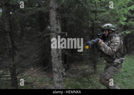 Un soldat de l'armée géorgienne de société Delta, Batumi Georgian Bataillon d'infanterie légère s'exécute pour couvrir tout en tirant sur la sécurité durant un exercice de répétition de mission (MRE) au Centre de préparation interarmées multinationale (JMRC) dans Hohenfels, Allemagne, le 12 août 2013. L'Batoumi et 31e bataillons d'infanterie légère géorgienne conduite un MRE afin de former et d'être évalués sur les bataillons leur aptitude à mener des opérations de contre-insurrection et de combat et s'intégrer dans une équipe de combat du régiment du Corps des Marines déployées à l'appui de la Force internationale d'assistance à la sécurité en Afghanistan. (U.S. Photo de l'armée Banque D'Images